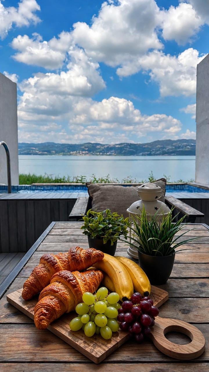 Göl Kenarında Açık Hava Masası